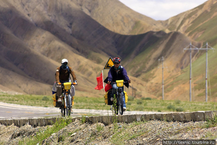 Навстречу попадались китайские велотуристы, крутящие педали куда-то. Тибет, Китай
