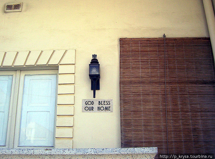 На улицах Мальты зачастую можно заметить таблички с надписями. Эти надписи обозначают названия домов или сообщают информацию об их владельцах Остров Мальта, Мальта