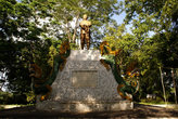 Памятник генералу в парке