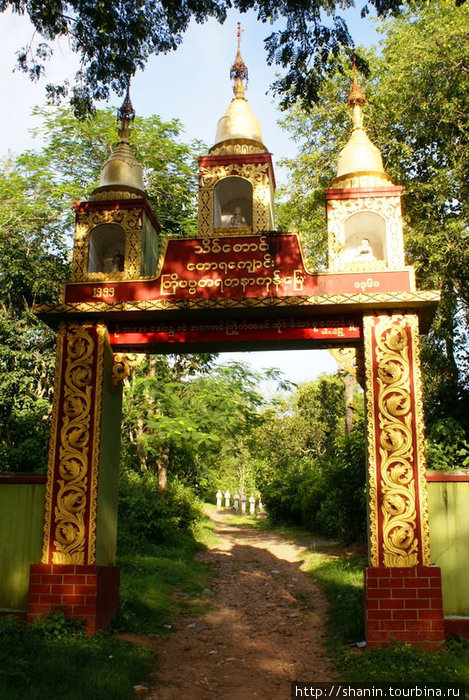 Вход в монастырь Сипо, Мьянма