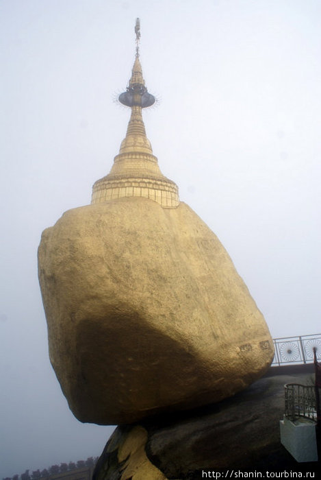 Камень на обрыве Кийякдо, Мьянма