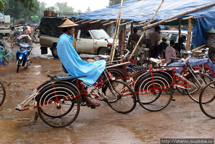 Велорикши работают и под дождем Кийякдо, Мьянма