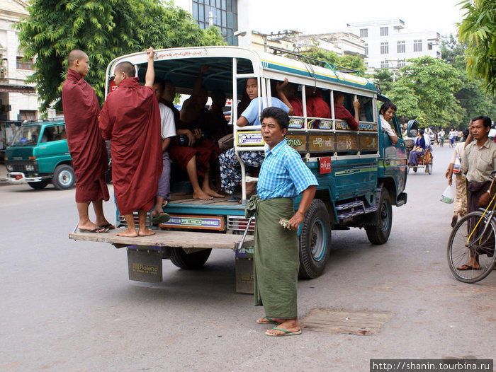 Монахи тоже пользуются городским транспортом Кийякдо, Мьянма