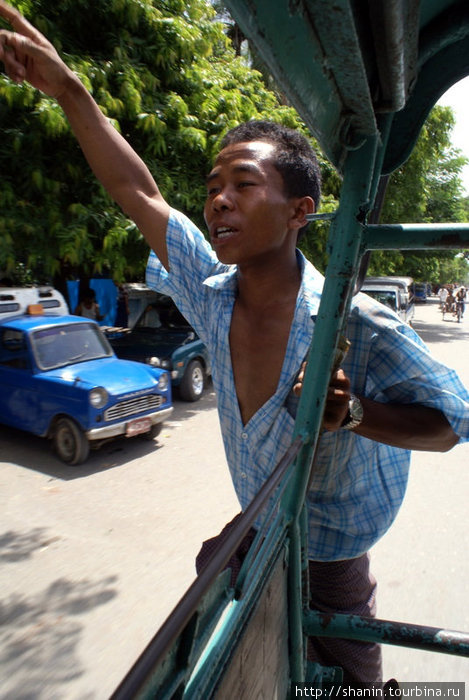Даже в маршрутке есть кондуктор. Его задача не только собирать деньги, но и ловить клиентов на улице Кийякдо, Мьянма