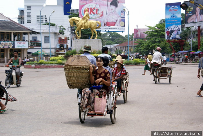 На центральной улице — никаких пробок. Все спокойно и чинно. Кийякдо, Мьянма