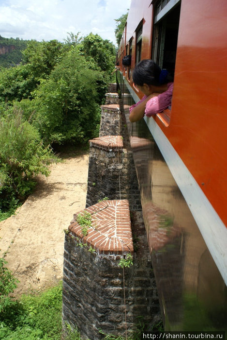 Поезд идет по мосту Мьянма
