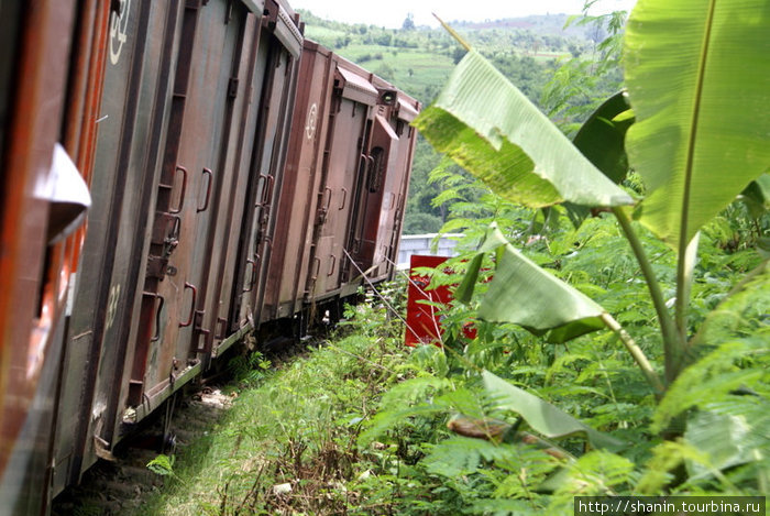 Грузовые вагоны прицепляют к пассажирским поездам Мьянма