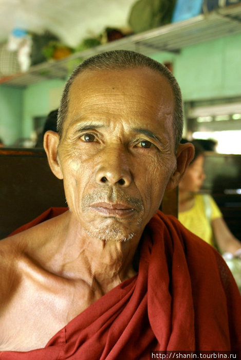 Монахи тоже ездят на поездах — на общих основаниях Мьянма