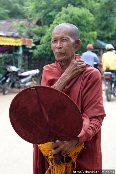 Монах с опахалом Мьянма