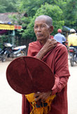 Монах с опахалом
