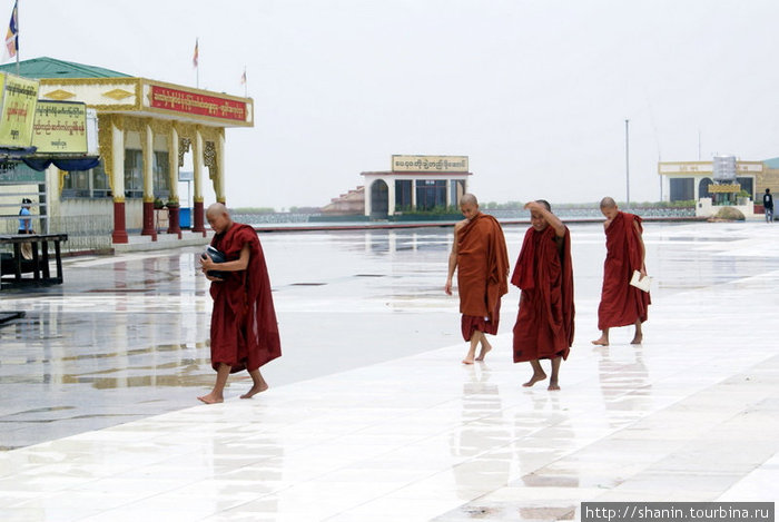 Монахи на территории монастыря Мьянма