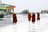 Монахи на территории монастыря