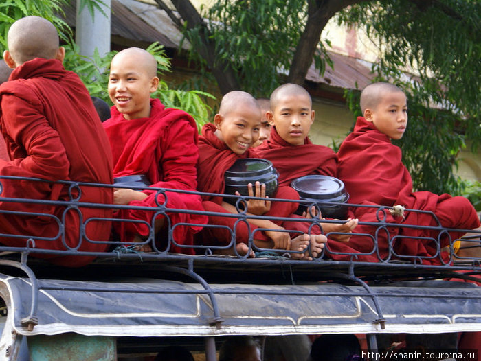 Монахи на крыше маршрутки Мьянма
