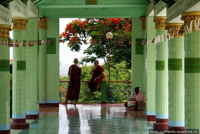 Монахи на веранде Мьянма