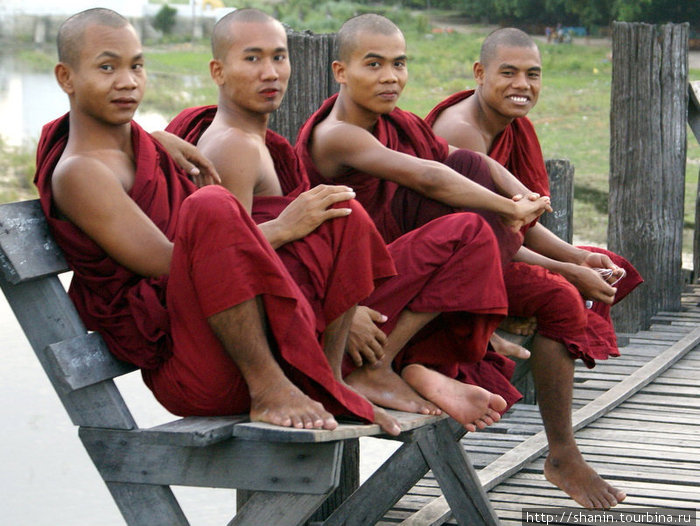 Монахи на отдыхе Мьянма