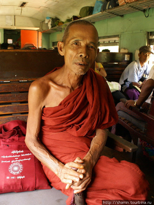 Монах в поезде Мьянма