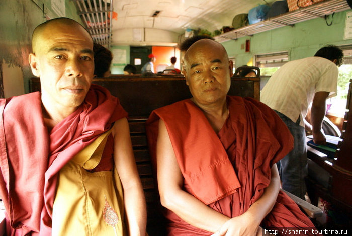 Монахи в поезде Мьянма
