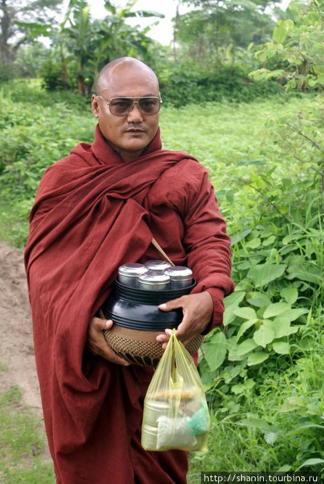 Монах на дороге Мьянма