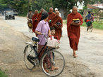 Монахи на улице