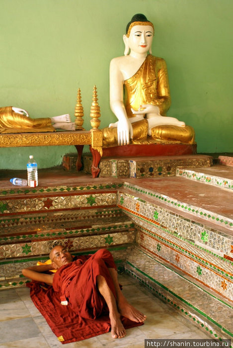 Монах на отдыхе Мьянма