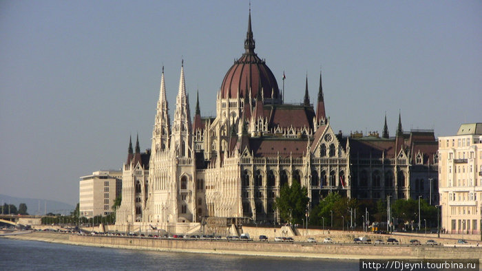 Здание венгерского (самое большое в Венгрии здание)  парламента....