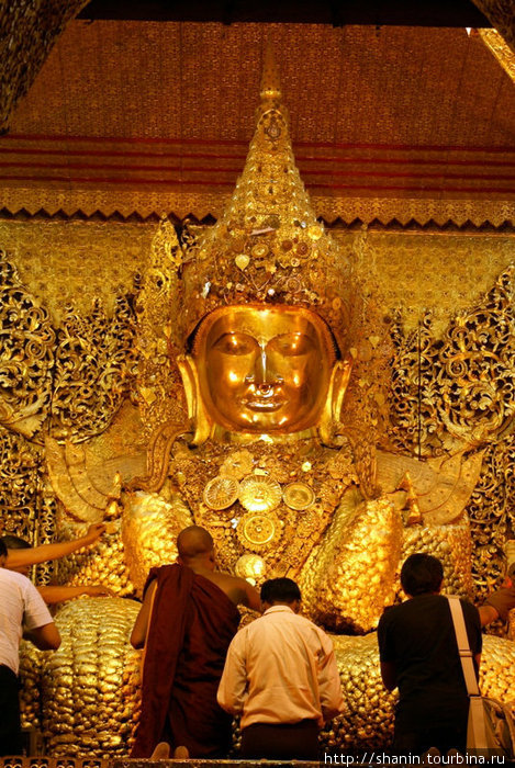 Паломники у стоп Будды Мандалай, Мьянма