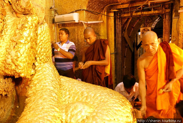 Монахи у стоп Будды Мандалай, Мьянма