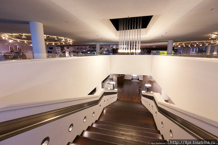 На седьмом этаже находится ресторан самообслуживания V&D La Place с выходящей на юг террасой Амстердам, Нидерланды