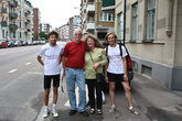 И фото на память. Анника с мужем и мы, велосипедисты из России.