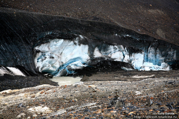 Ледник Columbia Icefield. Виден голубой внутри лёд. Йохо Национальный Парк, Канада