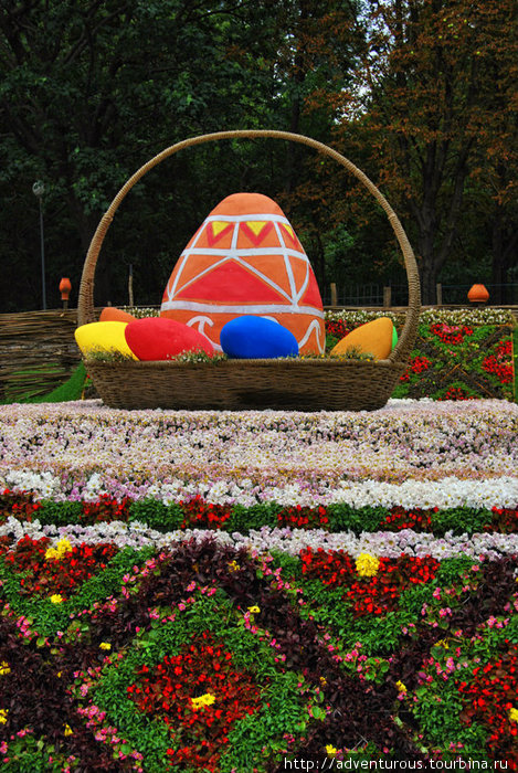 Дивные пасхальные яйца в конце лета на цветочном ковре Киев, Украина
