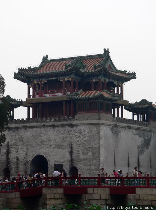 Пасмурный день в летнем императорском дворце Пекин, Китай