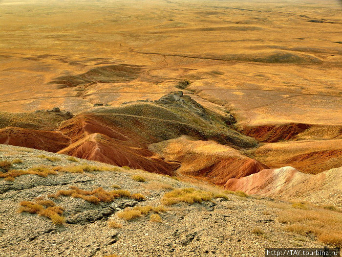 Вид на красные скалы Богдинско-Баскунчакский Заповедник, Россия