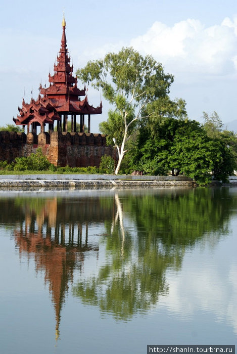 Одна из башен королевского дворца Мандалай, Мьянма