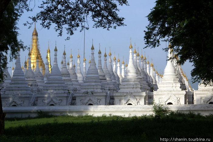 Белые ступы Мандалай, Мьянма