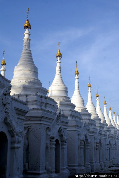 Ряд белых ступ Мандалай, Мьянма