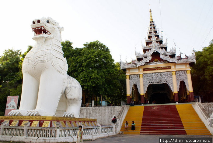 Белый лев и торжественные ворота у начала подъема на холм Мандалай, Мьянма