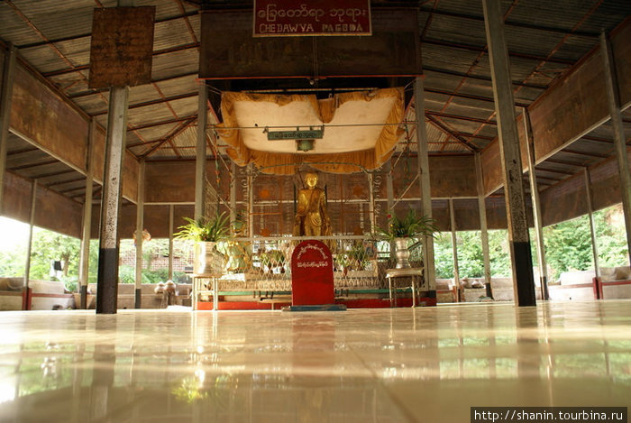 Будда в павильоне на пути наверх Мандалай, Мьянма