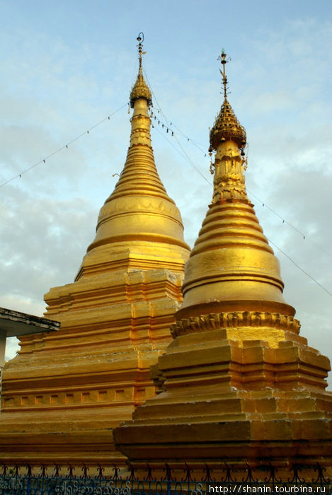 Золотые ступы на склоне холма Мандалай, Мьянма