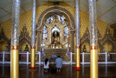 В храме у стоп Будды