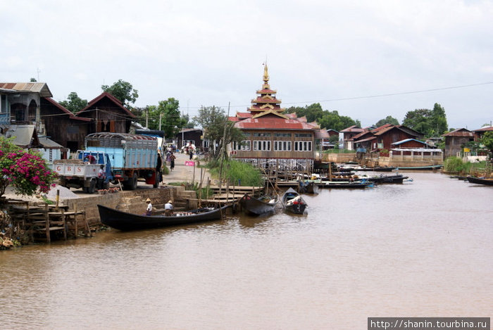 Канал связывает город с озером Инле Ньяунг-Шве, Мьянма