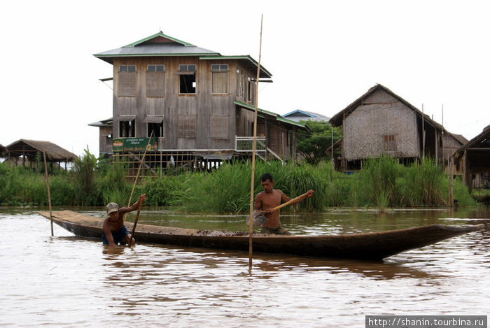 Проплывая на лодке Ньяунг-Шве, Мьянма