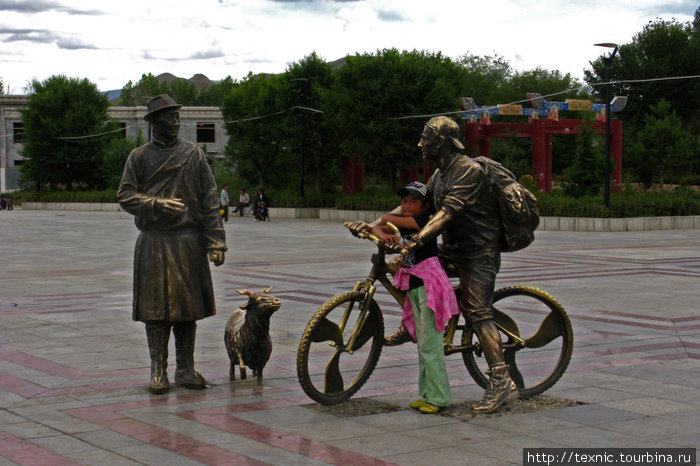 Туристы в бронзе Шигатзе, Китай