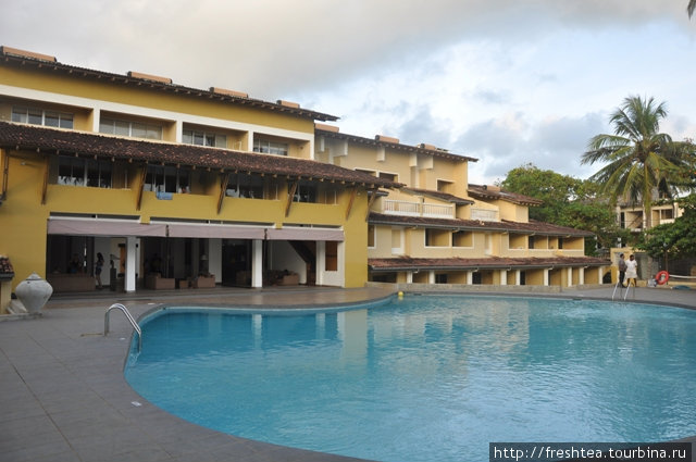 Почти всю территорию отеля, обращенную к морю, занимает бассейн. Хиккадува, Шри-Ланка