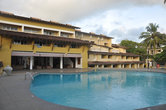 Почти всю территорию отеля, обращенную к морю, занимает бассейн.