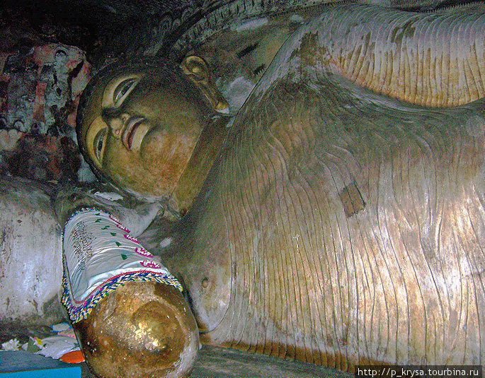 Храм состоит из 5 пещер, в которых находятся гигантские статуи Будды. Это статуя спящего Будды.