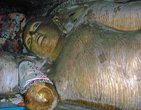 Храм состоит из 5 пещер, в которых находятся гигантские статуи Будды. Это статуя спящего Будды.