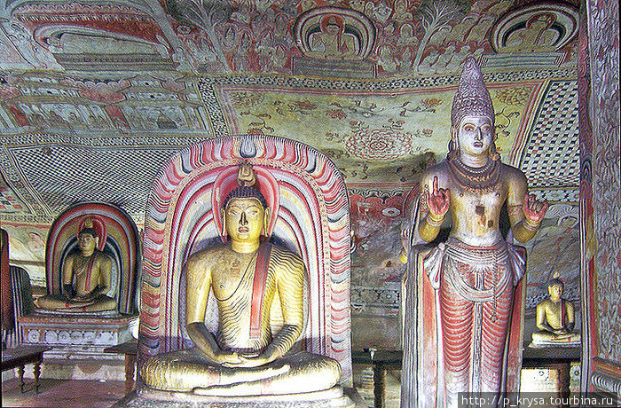 Это совершенно потрясающая пещера, здесь поражают воображение не только многочисленные статуи Будды, но и необыкновенные росписи повсюду. Дамбулла, Шри-Ланка