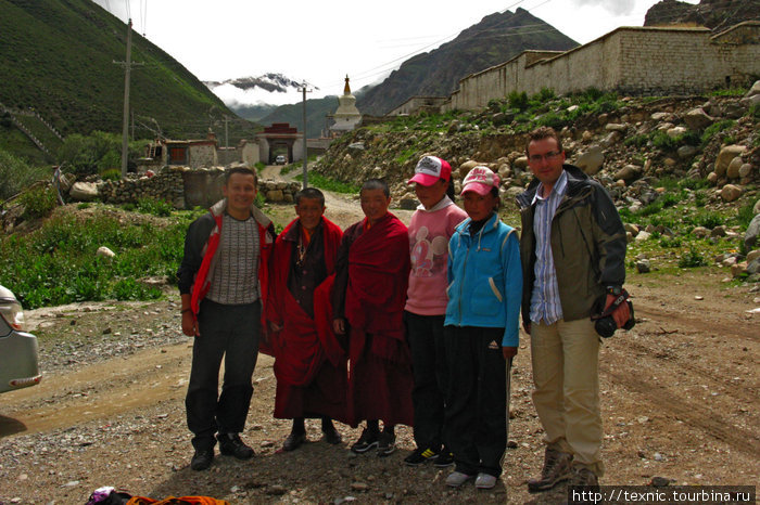 По дороге мы подобрали двоих монахов и двоих девчонок, чтобы им не пришлось долго идти пешком. Тибет, Китай