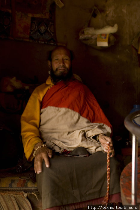 Этого монаха мы встретили в одной из комнат монастыря. Человек обладает нереально сильной энергетикой и даже умеет вызывать дождь Тибет, Китай